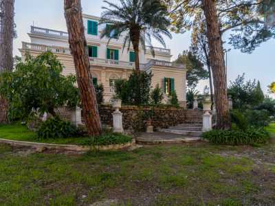 Raggiungiamo finalmente la facciata principale della villa che ci lascia davvero incantati per la sua maestosit� e imponenza, raramente riscontrabili in altre dimore nobiliari baresi